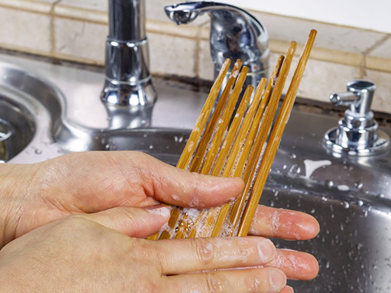 2-sai-lam-khi-rua-dua-gay-hai-cho-suc-khoe-90-gia-dinh-deu-mac