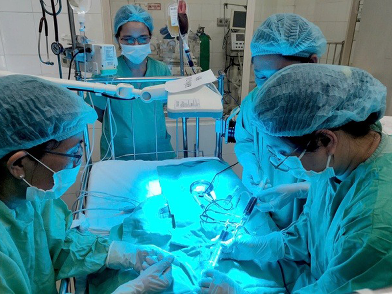 be-7-ngay-tuoi-nguy-kich-phai-thay-mau-vi-bo-me-chu-quan