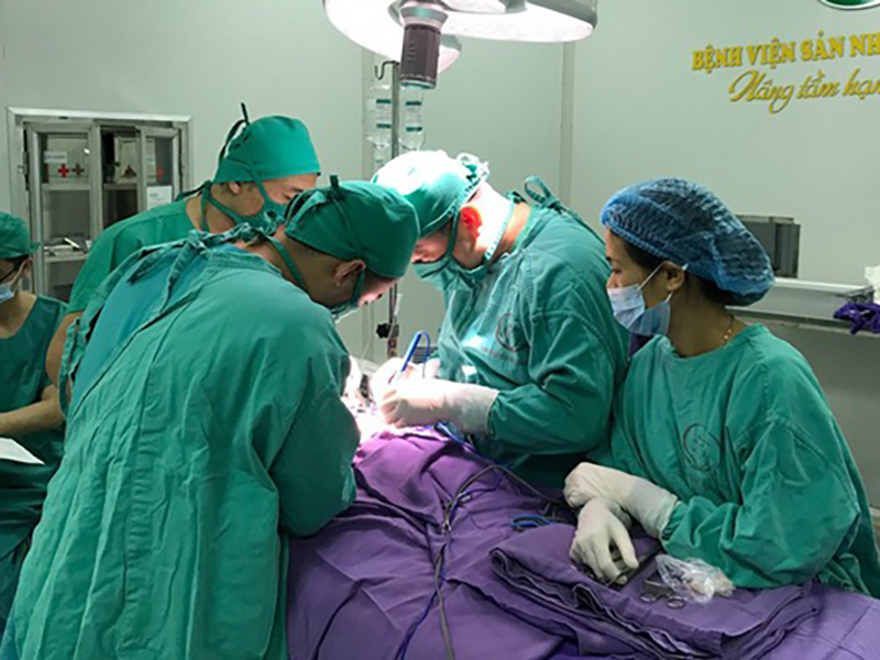 cha-me-hot-hoang-khi-thay-tinh-hoan-con-chay-len-ben