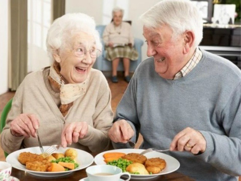 it-ai-biet-nhom-nguoi-song-tho-thuong-co-7-hanh-dong-trong-bua-an