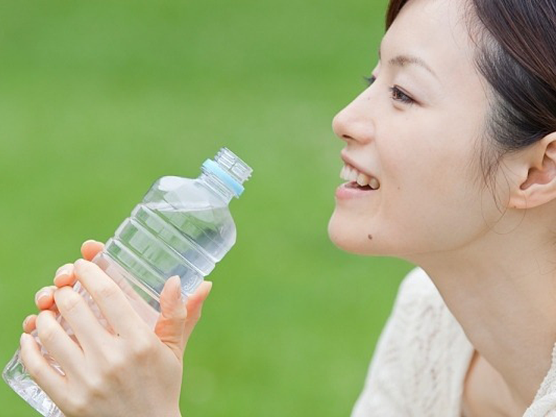 it-nguoi-biet-4-thoi-diem-bo-sung-nuoc-mang-lai-loi-ich-vang-cho-co-the