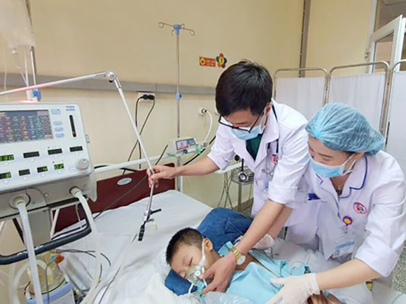 thoang-dau-dau-be-8-tuoi-hon-me-nguy-kich-ngay-giua-lop-hoc